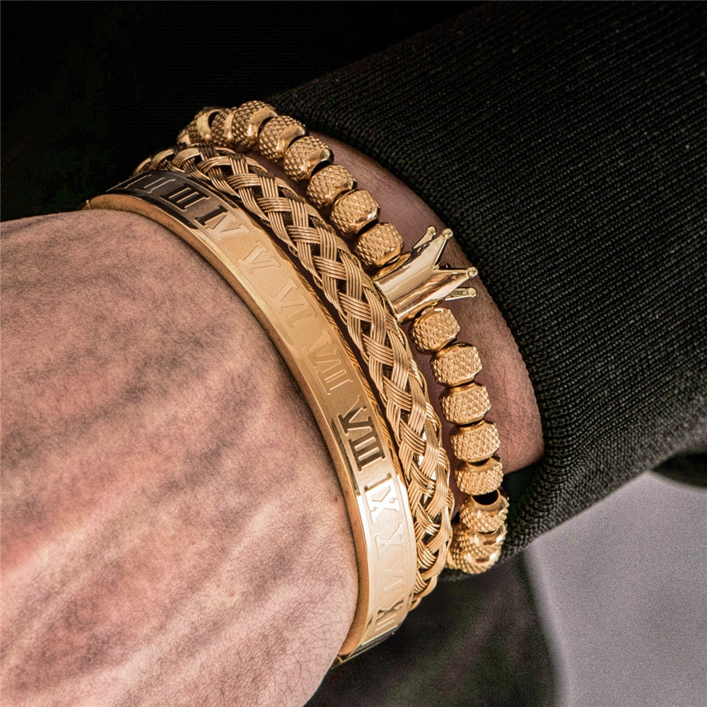 Modernes Herren Armbandset Julius: Verstellbares Metallarmband mit Kronen-Design und römischen Ziffern. Luxus-Accessoire.