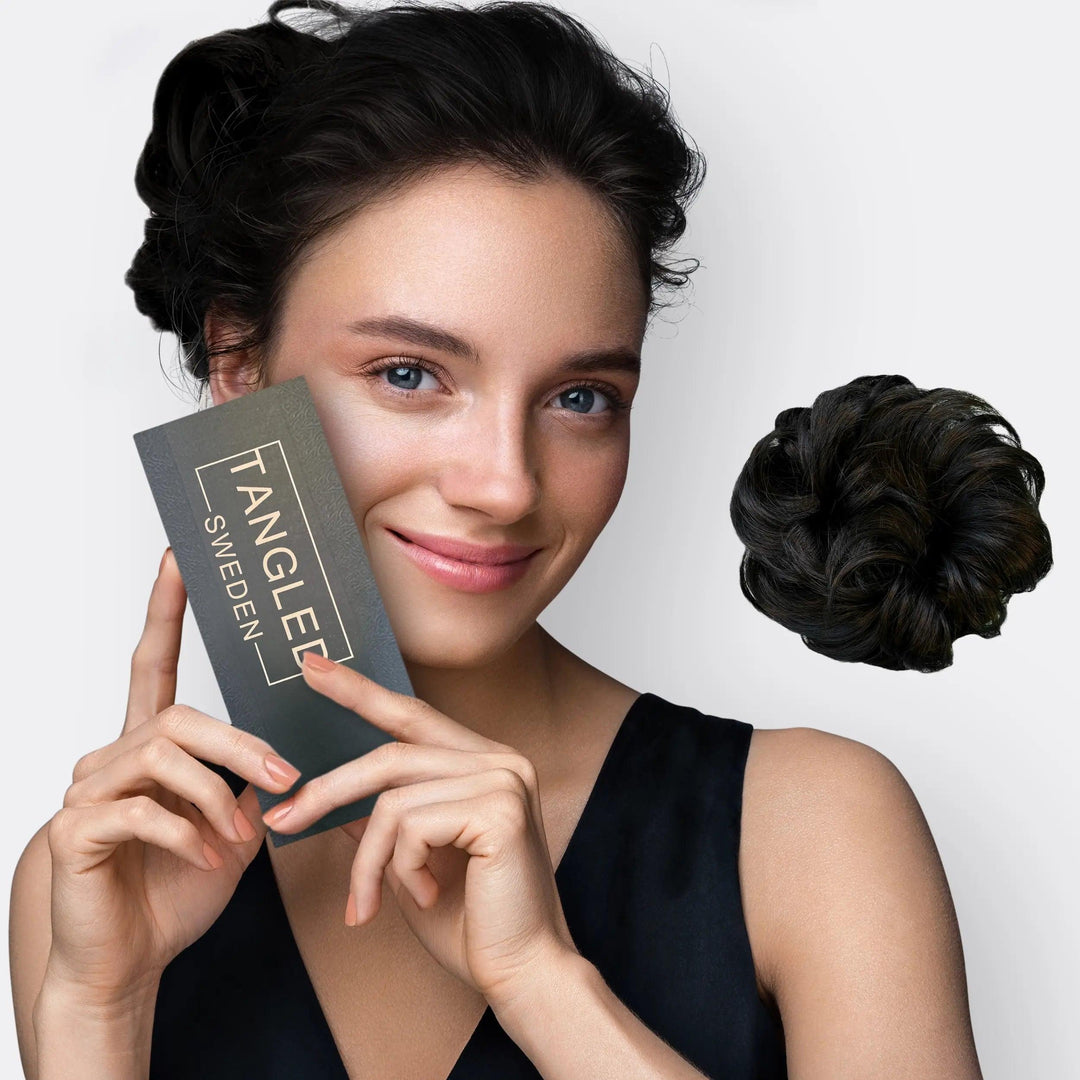 Blondes Haar Scrunchie mit Dutt-Effekt, natürlich & voluminös.