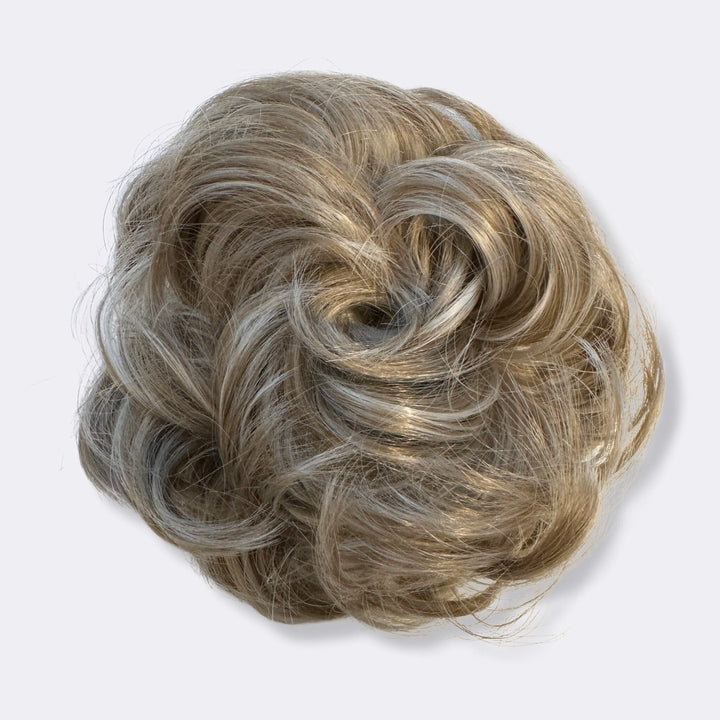 Schnelle Dutt-Frisur mit Haar Scrunchie, voller Look und natürliches Finish, blond.