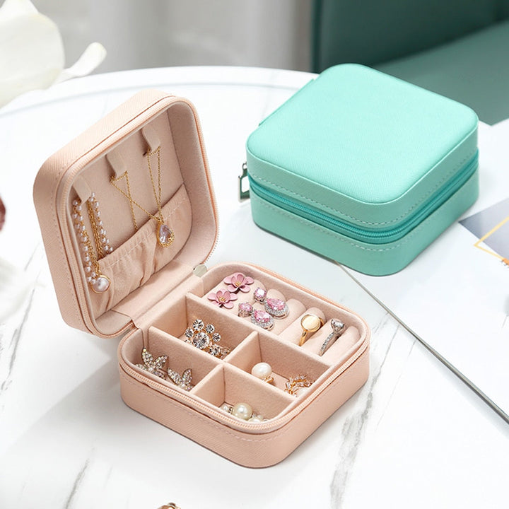 Kompaktes, portables Schmuck-Etui in stilvollem Design. Idealer Reisebegleiter für Ihre wertvollen Accessoires.
