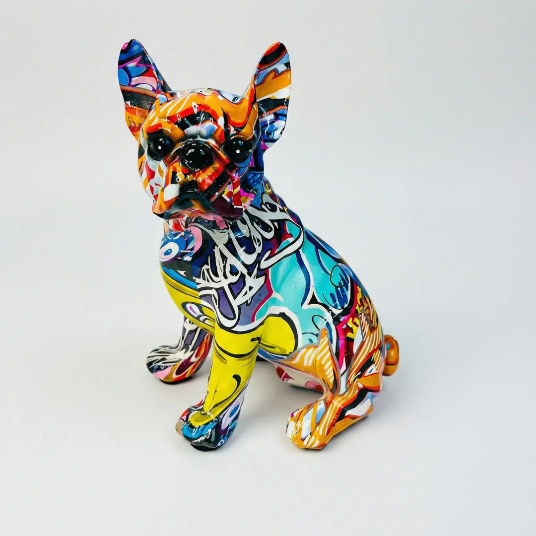 Charismatische Bulldoggen Figur im lebhaften Graffiti-Stil, handbemalt für ein urbanes, modernes Wohndekor.