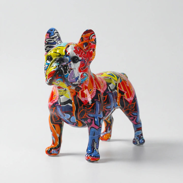 Einzigartige Bulldoggen Kunstskulptur im dynamischen Graffiti-Look, handgefertigt für urbanes Wohnambiente.