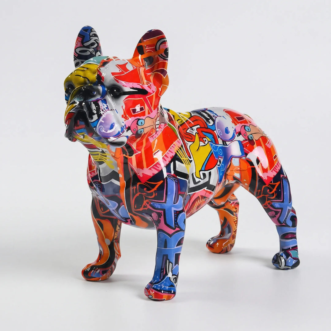 Detailansicht: Farbenfrohe, handbemalte Bulldoggen Figur im Graffiti-Design, urban und modern.