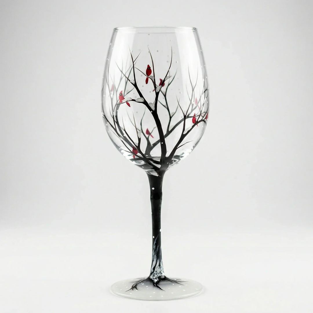 Detailansicht der feinen Pinselstriche des Jahreszeiten-Baum-Designs auf handbemaltem Weinglas.