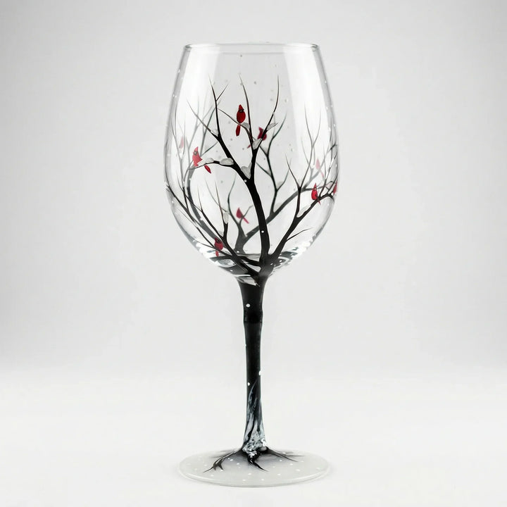 Detailansicht der feinen Pinselstriche des Jahreszeiten-Baum-Designs auf handbemaltem Weinglas.