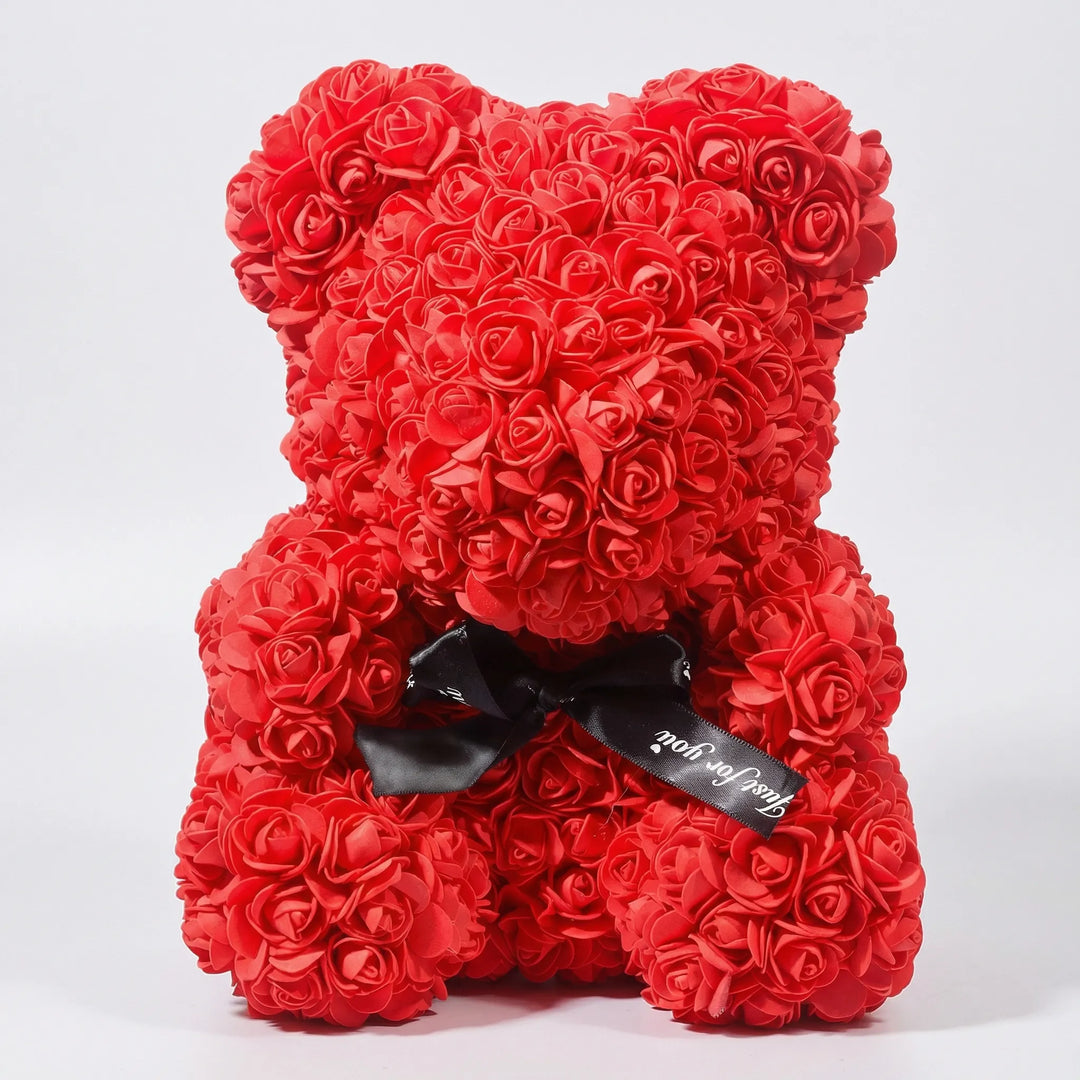 Handgefertigter eleganter Rosenbär aus zarten Kunstrosen, charmante Dekoration für romantische Stimmungen.