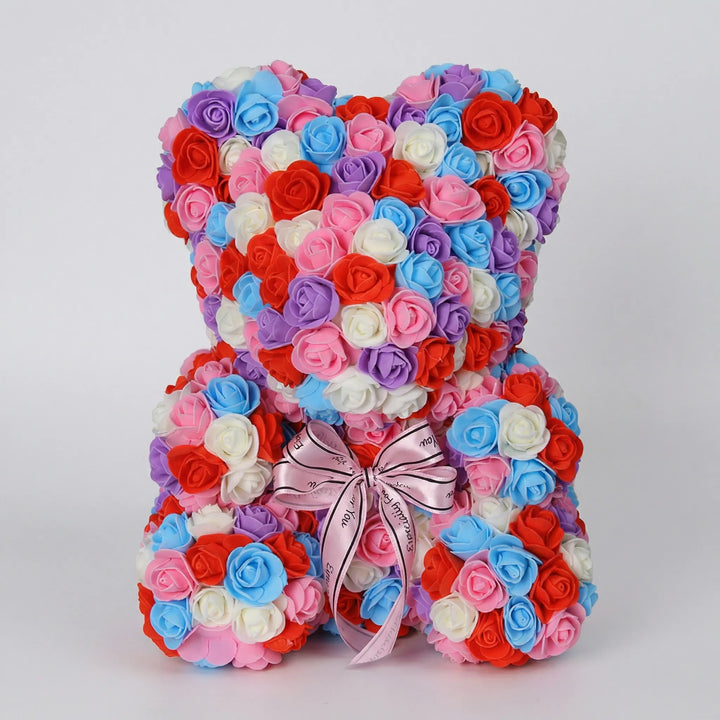 Niedlicher Blumenbär aus unzähligen roten Schaumrosen, perfektes Zeichen der Liebe zum Valentinstag oder Jubiläum.