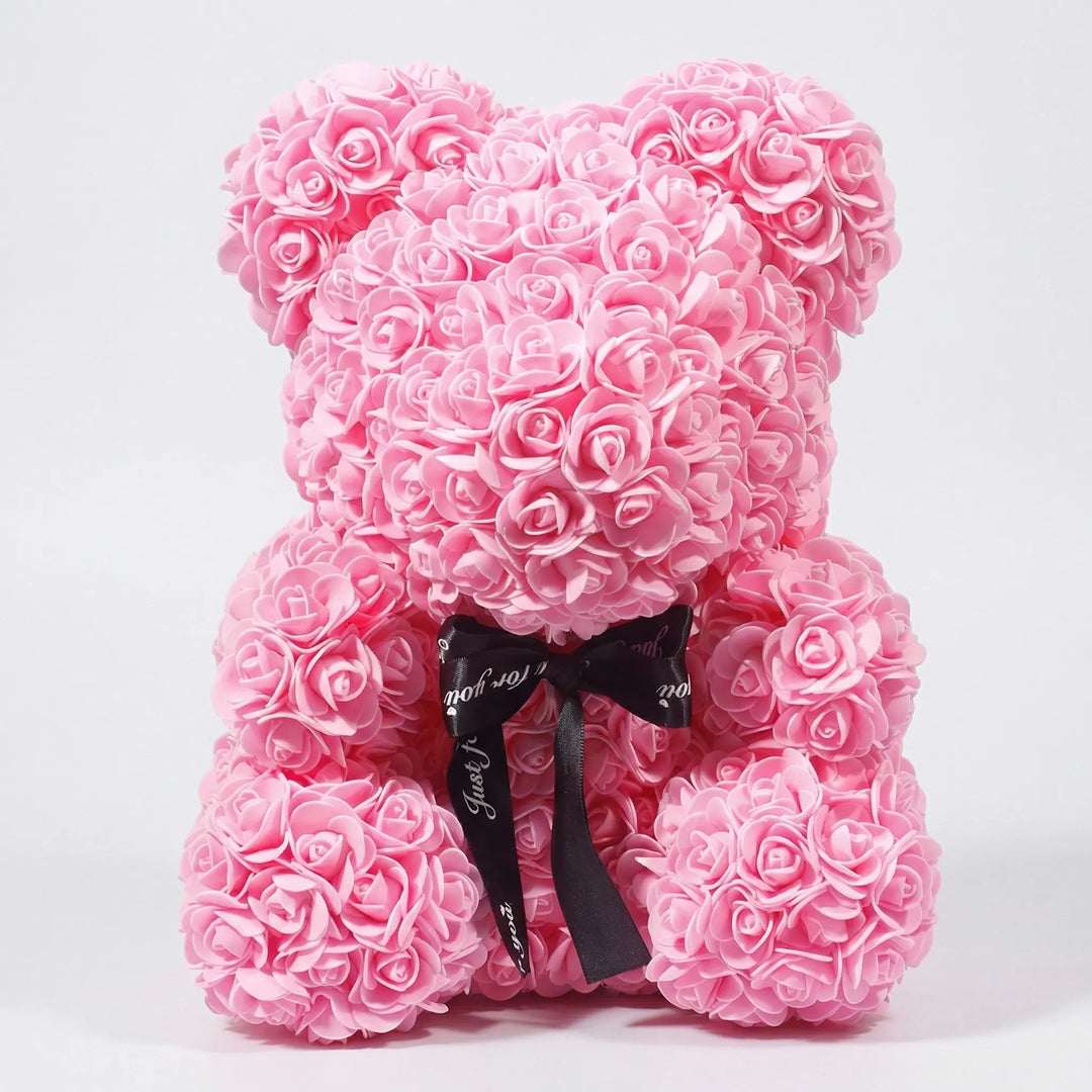 Weißer Rosenbär aus Kunstrosen, edle Dekoration & liebevolles Geschenk für Geburtstage & besondere Anlässe.