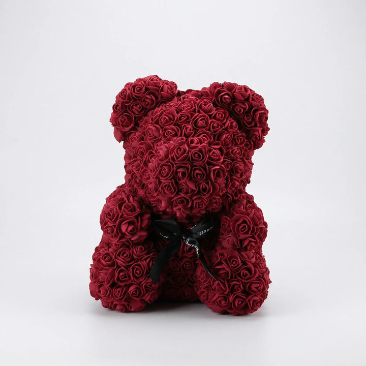 Bezaubernder Blumenbär aus Kunstrosen, ein zeitloses Symbol der Liebe und originelles Geschenk.