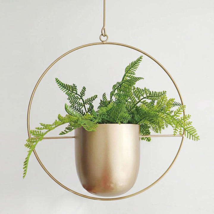 Minimalistischer, geometrischer Blumentopfhänger für ein modernes Zuhause. Schickes Interieur.