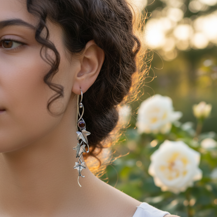 Elegante Damen Hängende Ohrringe aus Sterlingsilber in Blattform. Handgefertigter Silberschmuck, ideales Accessoire.