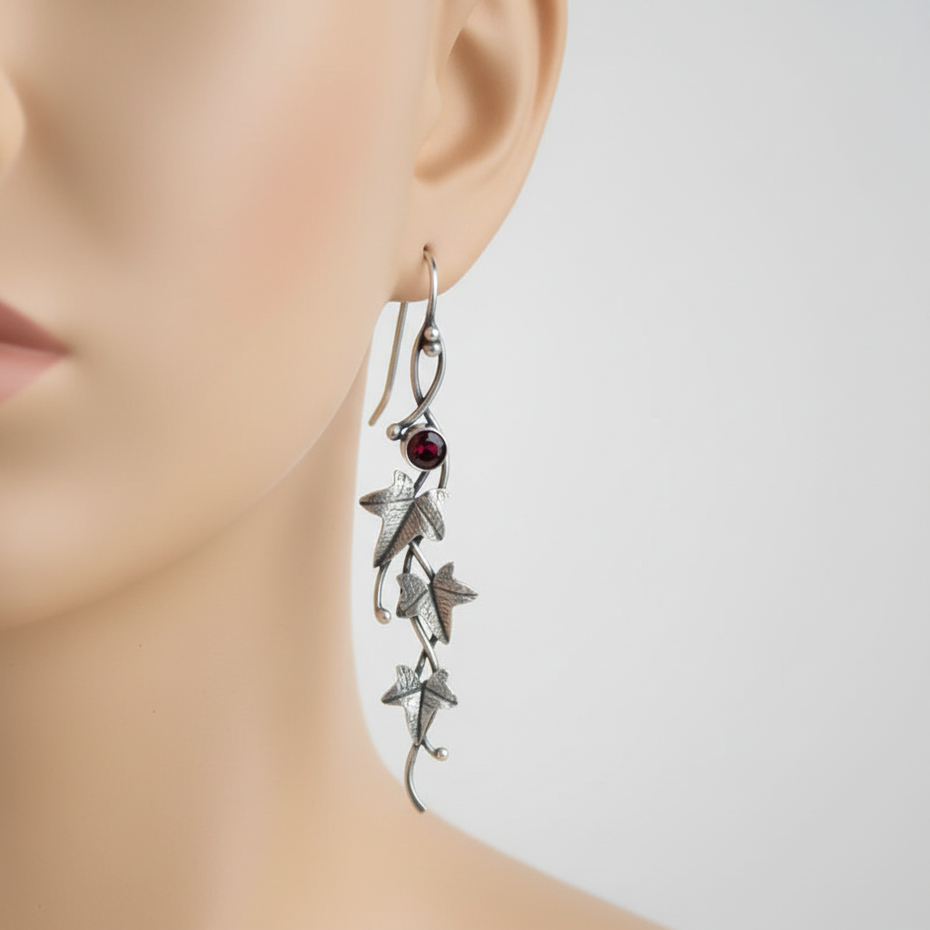 Glänzende Blattform-Ohrhänger für Damen aus Sterlingsilber. Einzigartiger, handgefertigter Damenschmuck.