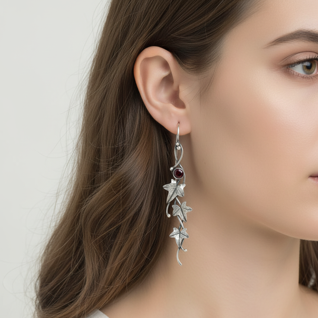 Stylische hängende Blattohrringe für Damen. Moderner Sterlingsilber-Schmuck, ein zeitloses Accessoire.