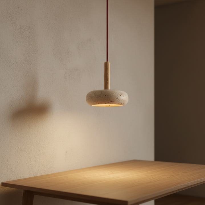 Hängende Pendelleuchte TranquilRing aus Naturstein für natürliche Eleganz. Schafft warmes Licht im Wohnzimmer.
