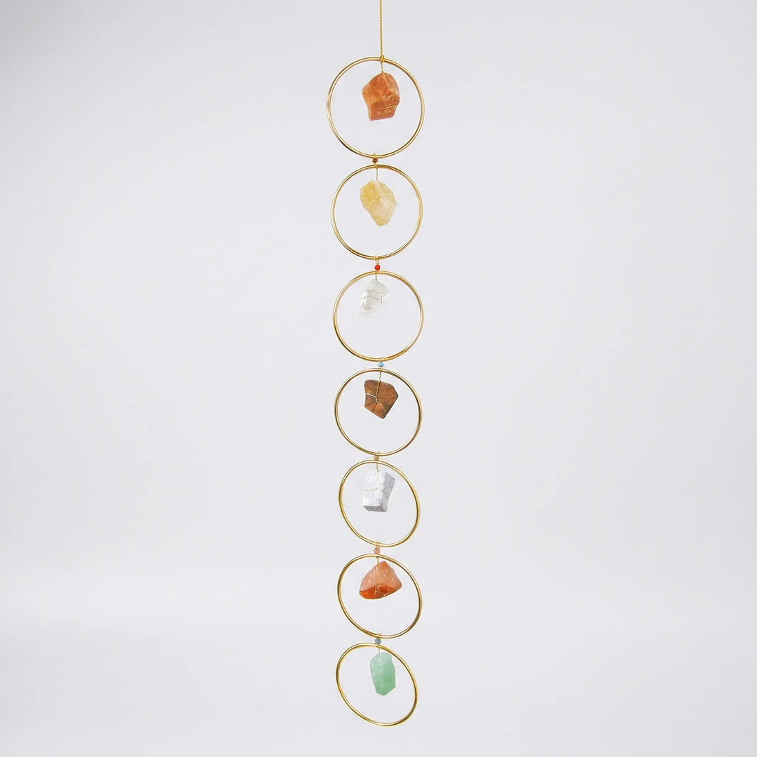 Spirituelle Chakra Wanddeko mit 7 Edelsteinen für Meditation und Harmonie. Perfekt als handgemachtes Geschenk.