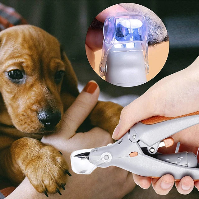 Ergonomischer Krallenschneider mit LED-Beleuchtung für stressfreie Haustierpflege, ideal für kleine bis mittelgroße Tiere.