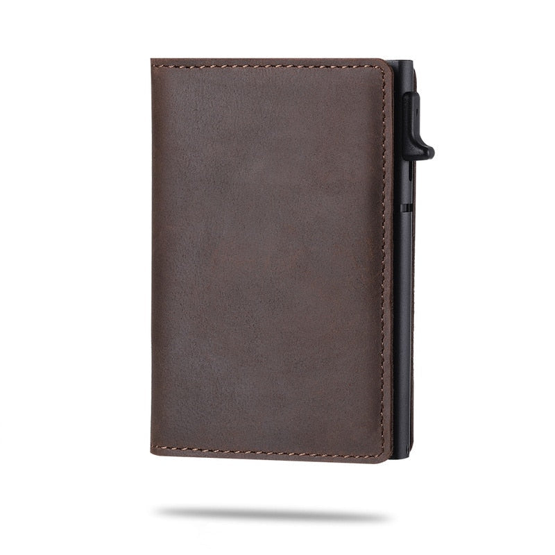 Moderne Herren Geldbörse neben Smartphone, sicheres AirTag Wallet für den smarten Mann.