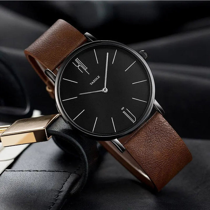 Detailaufnahme der zeitlosen Herrenuhr mit Quarz-Uhrwerk und elegantem Vintage-Lederarmband.