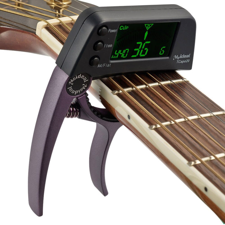 Detaillierte Ansicht des 2-in-1 Capo & Stimmgeräts mit klarem LCD-Display und ergonomischem Griff. Gitarrenzubehör.