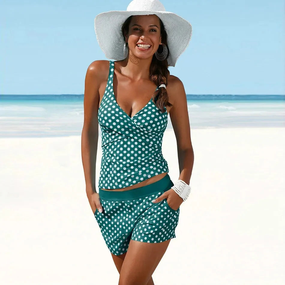 Zweiteiliges Damen Tankini Set: Oberteil mit V-Ausschnitt & Polka Dot Muster, dazu passende Schwimmhose/Shorts.
