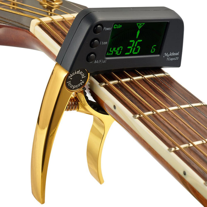 Schnelles Stimmen & einfache Tonartwechsel mit dem 2-in-1 Gitarren Capo & chromatischem Stimmgerät. Unverzichtbar für Musiker.
