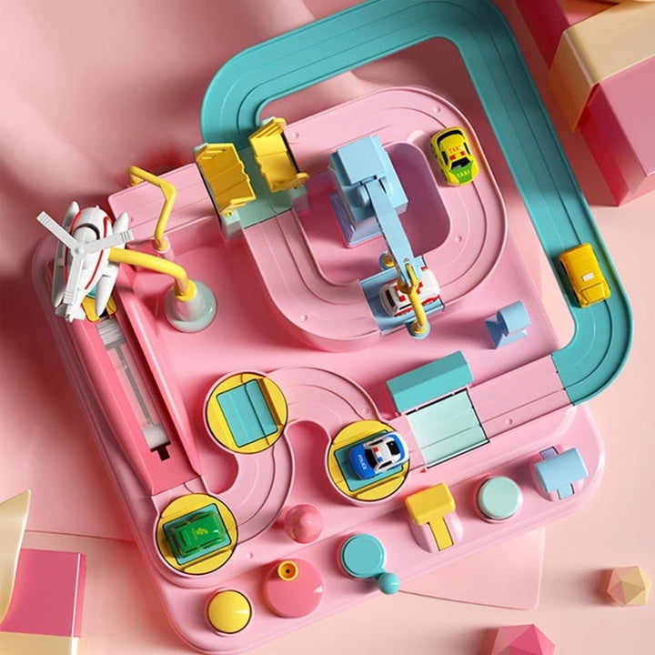 Detailansicht der interaktiven Kinder Rennbahn mit bunten Streckenelementen. Auto Spielzeug zur Motorikförderung.