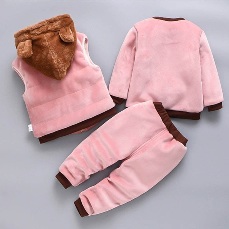 Farbiges Kinder Winter-Outfit, hält warm und trocken bei allen Winteraktivitäten.
