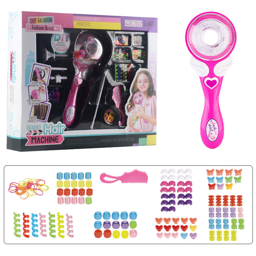 Glückliches Mädchen zeigt stolz selbstgemachte TwistBraid Zöpfe. Kreatives Haarstyling und Spielzeug für Kinder.