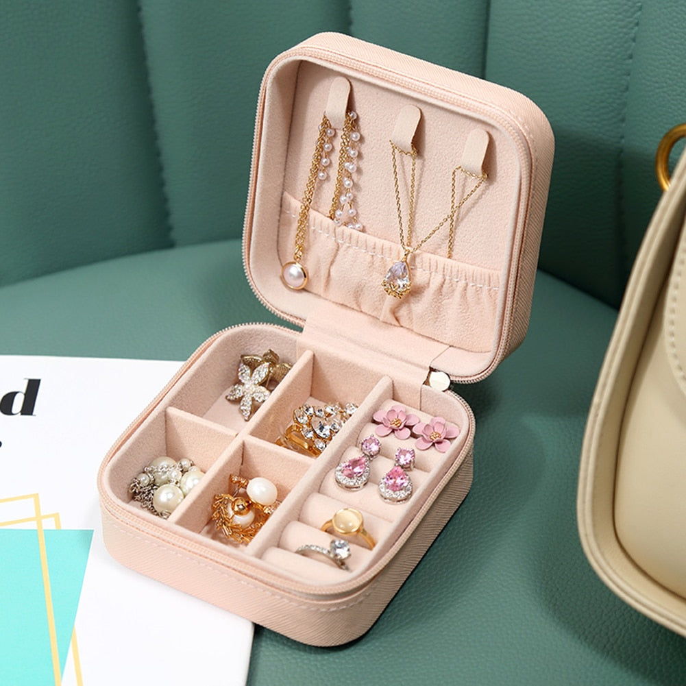 Perfektes Geschenk: Kleines Schmuckkästchen Reise-Organizer aus Lederoptik für die sichere Aufbewahrung von Schmuck.