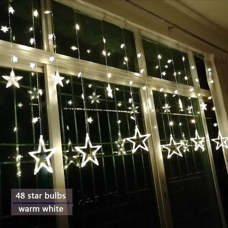 Detailansicht der glitzernden LED Sterne der energiesparenden Lichterkette für Fenster und Vorhänge.