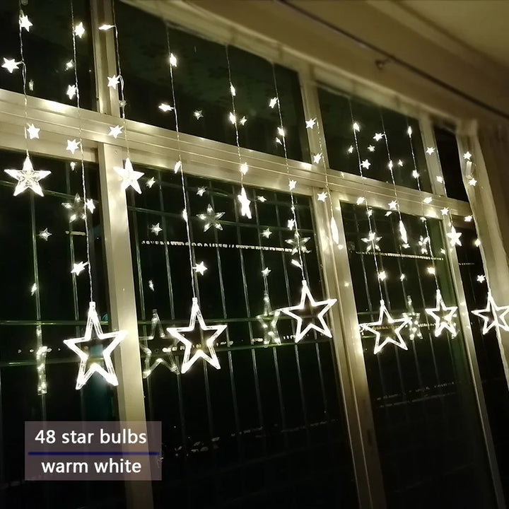 Detailansicht der glitzernden LED Sterne der energiesparenden Lichterkette für Fenster und Vorhänge.