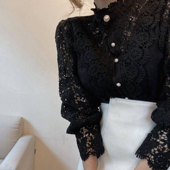 Damen Spitzenbluse Lucy im Casual-Look kombiniert, ideal für stilvolle Frühlings- und Herbsttage.