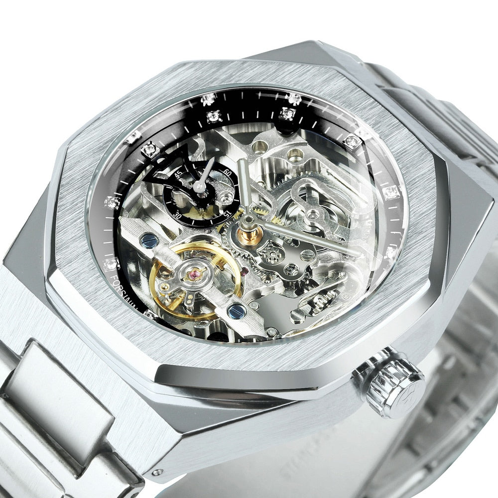 Detailansicht der Skeleton Mechanik einer präzisen Herren Automatikuhr mit Edelstahlband.