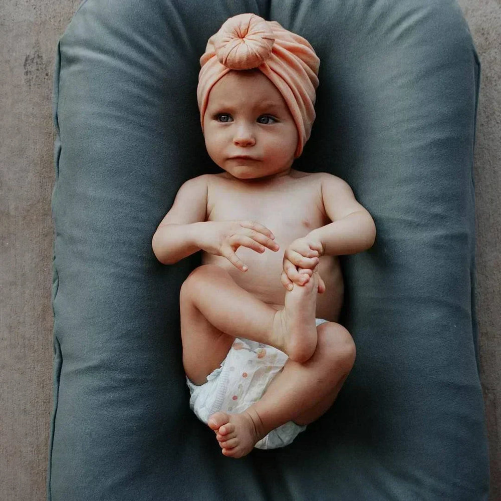 Gemütliches Babynest für Neugeborene, bietet Geborgenheit & sicheren Schlaf im Kinderzimmer.