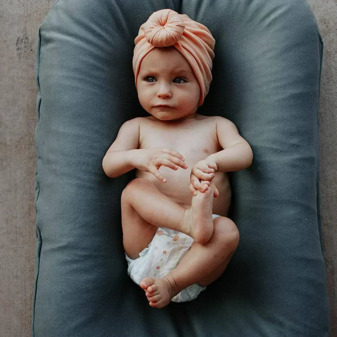Gemütliches Babynest für Neugeborene, bietet Geborgenheit & sicheren Schlaf im Kinderzimmer.