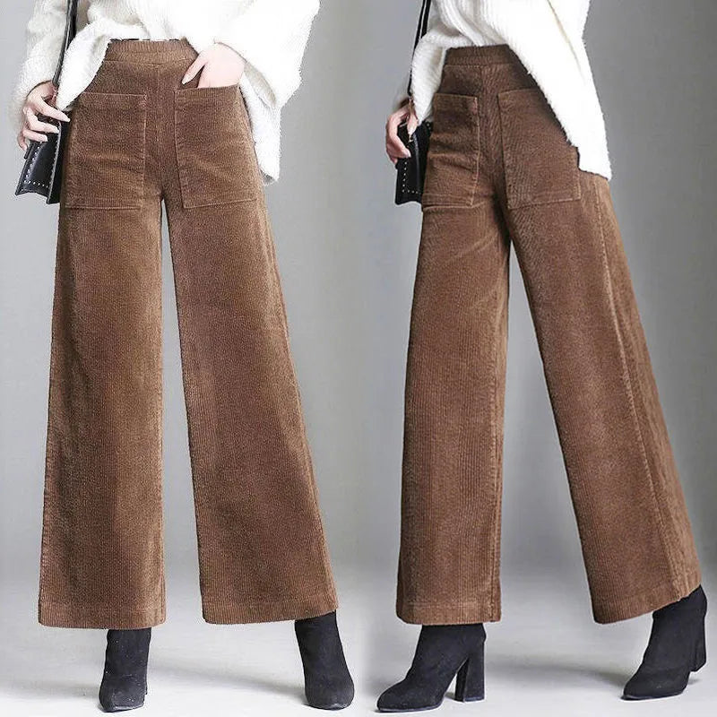 Damen Schlaghose im High-Waist-Look, perfekt kombiniert für einen stilvollen Auftritt in der Freizeit.