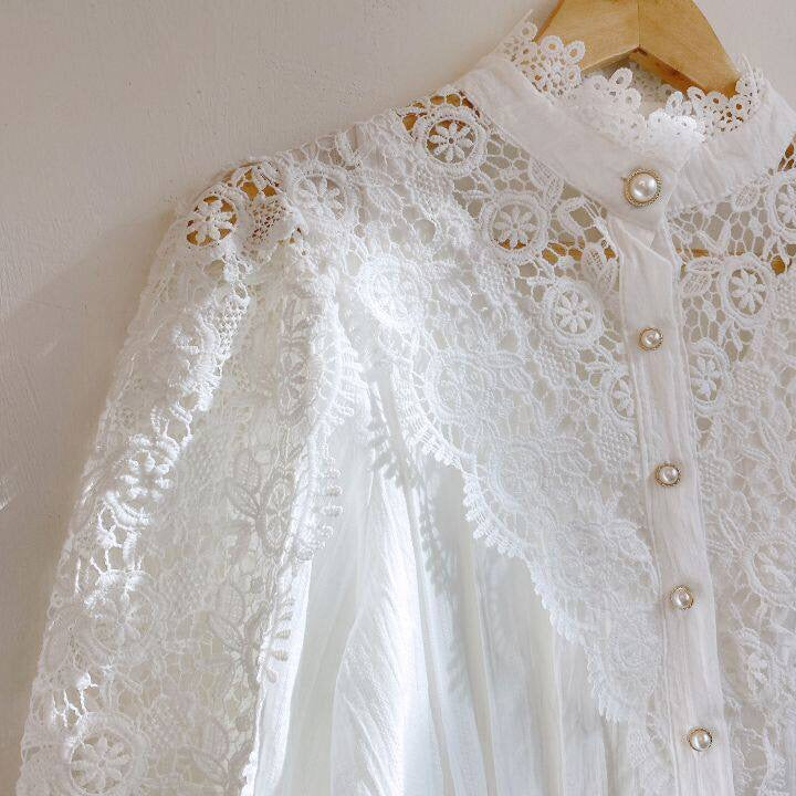 Seitenansicht der klassischen Damen Spitzenbluse Lucy, mit langen Puffärmeln und Spitze.