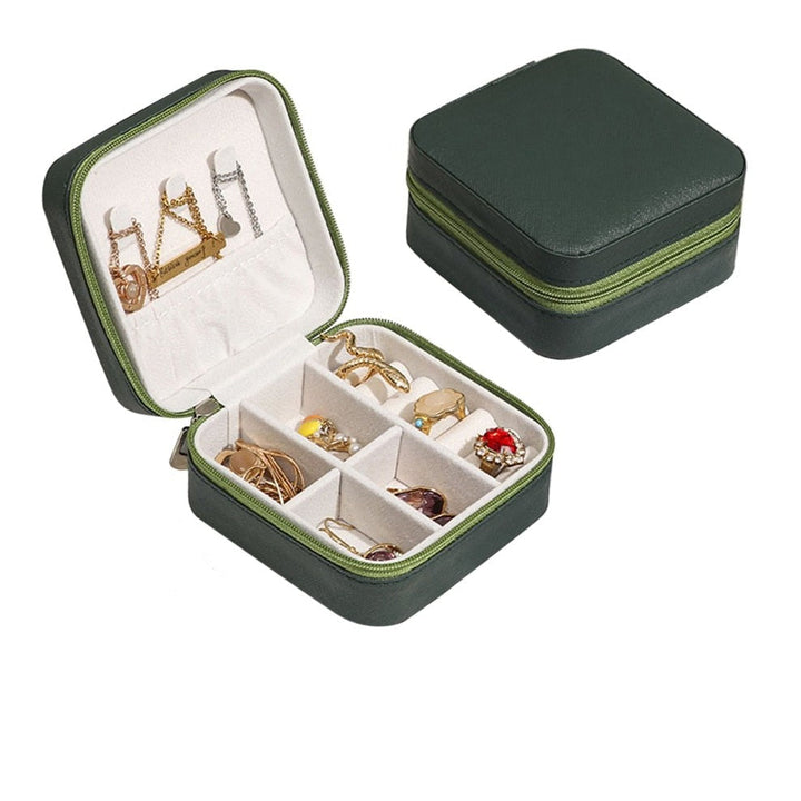 Eleganter schwarzer Reiseschmuck-Organizer aus Lederoptik mit Fächern für Ketten, Ringe und Ohrstecker.