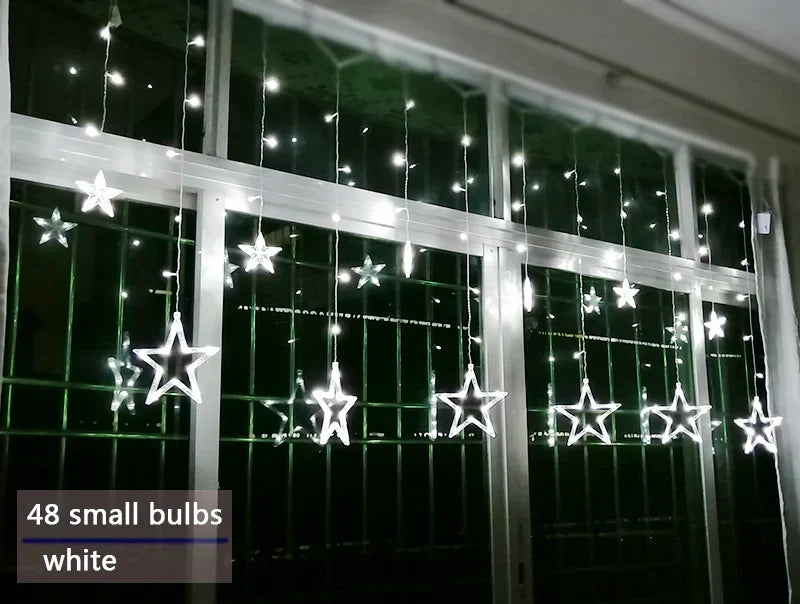 Energiesparende LED Lichterkette mit funkelnden Sternen, perfekt als ganzjährige Deko oder Festbeleuchtung.