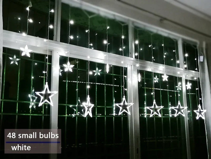 Energiesparende LED Lichterkette mit funkelnden Sternen, perfekt als ganzjährige Deko oder Festbeleuchtung.