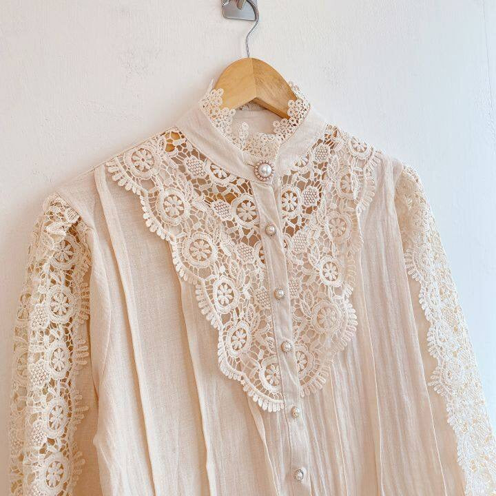 Damen Spitzenbluse Lucy mit aufwendiger Spitzenborte an Ärmeln und Saum, stilvoll designt.
