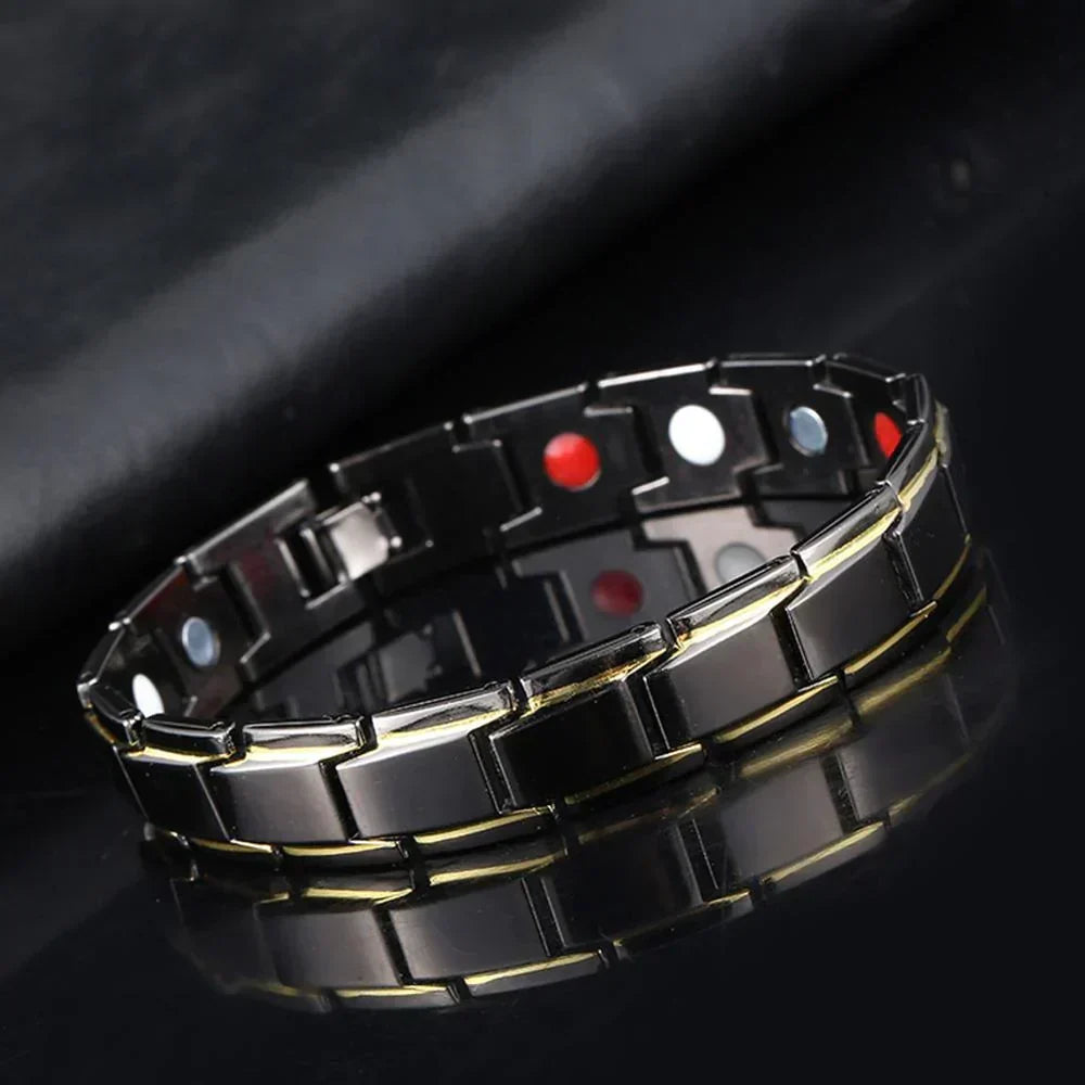 Modernes Magnetarmband VitalMag am Handgelenk, unterstützt Gelenke & Muskeln, spendet Energie.