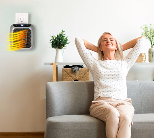 HeatPulse Mini-Heizlüfter platziert auf einem Schreibtisch, liefert sofortige, zielgerichtete Wärme für optimale Produktivität.