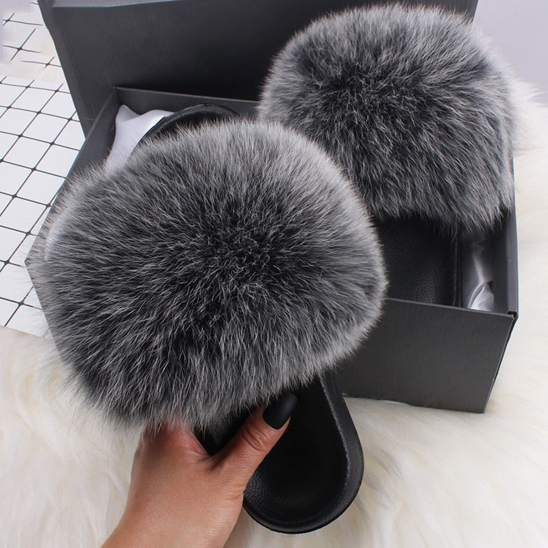 Füße in kuscheligen Damen Pantoffeln, symbolisieren puren Komfort & Gemütlichkeit. Luxus Damenschuhe.