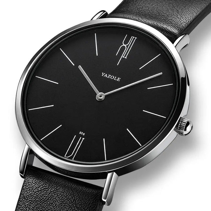 Nahaufnahme des robusten Verschlusses einer eleganten Herren Armbanduhr aus poliertem Edelstahl.