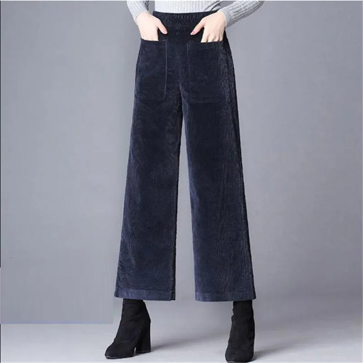Trendige Damen Schlaghose mit High-Waist-Passform, perfekt für Fashion-Statements und Stil.