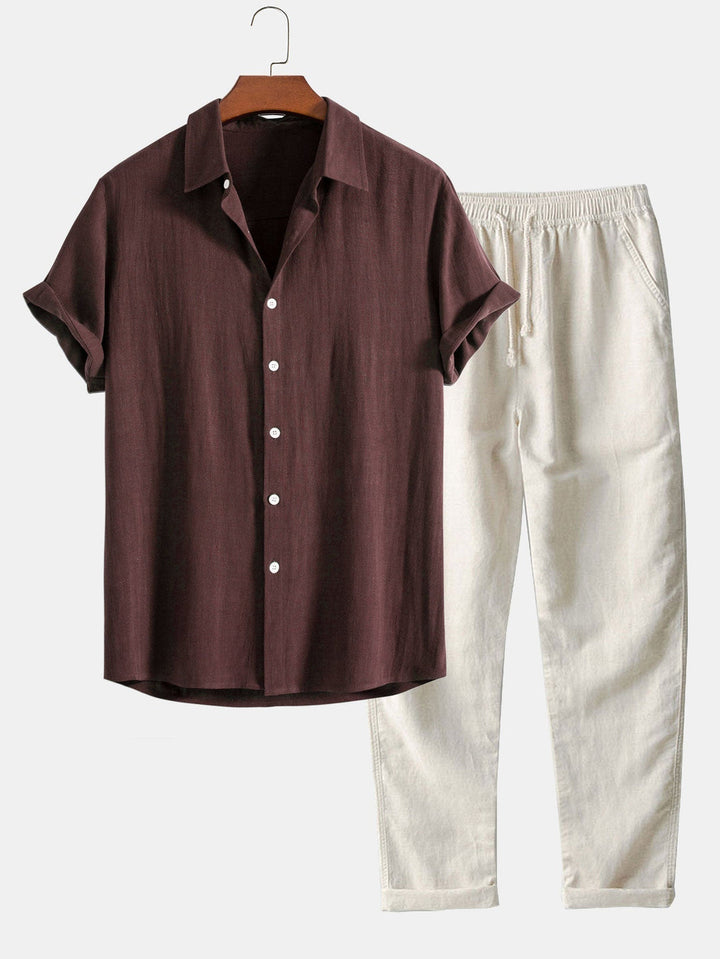 Bequemes Herren Kurzarmhemd und passende Hose, stylisches Sommer-Outfit für Freizeit & Urlaub.