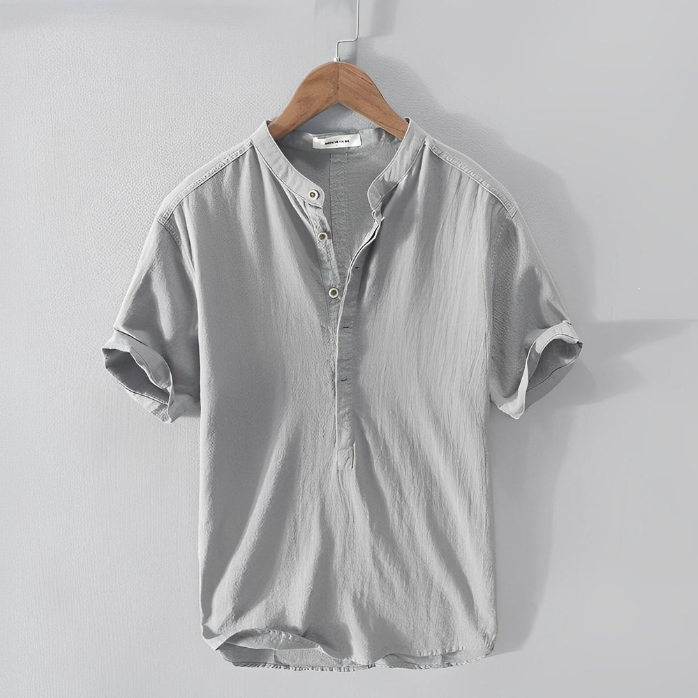 Lässiges Herren Henley Hemd Kurzarm. Modernes Sommerhemd mit Stehkragen und kurzer Knopfleiste, ideal für Freizeit.
