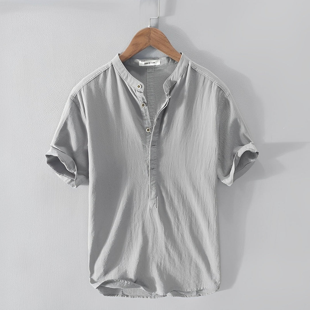 Lässiges Herren Henley Hemd Kurzarm. Modernes Sommerhemd mit Stehkragen und kurzer Knopfleiste, ideal für Freizeit.