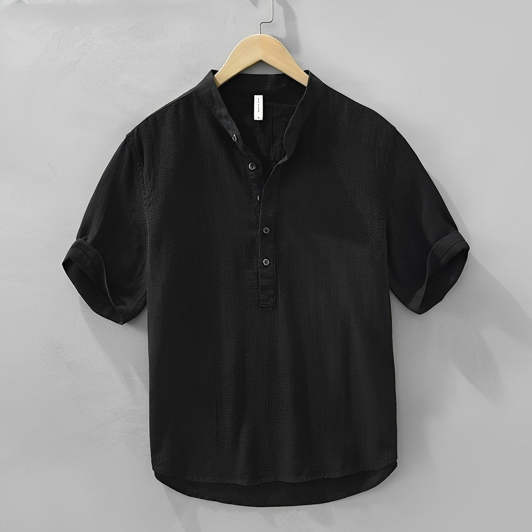 Basic Herren Kurzarmhemd, Henley-Stil mit Stehkragen. Bequemes Freizeitshirt für Herrenmode im lässigen Sommer-Look.